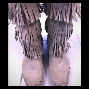Excellent condition Minnnetonka moccasin boots.